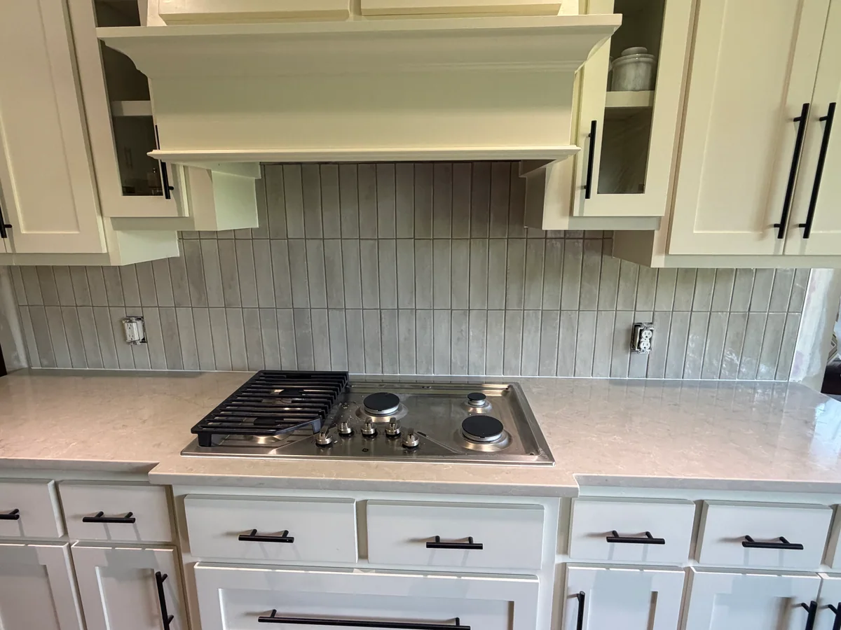 Vertical tile backsplash along a kitchen countertop